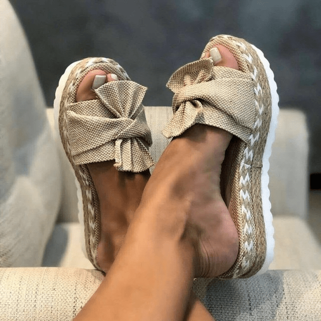 Chique Geweven Sandalen Dames met Wedge Hak en Strikdetail - Zomerse Peep Toe Slides - ZovaFashion - Sandalen Dames