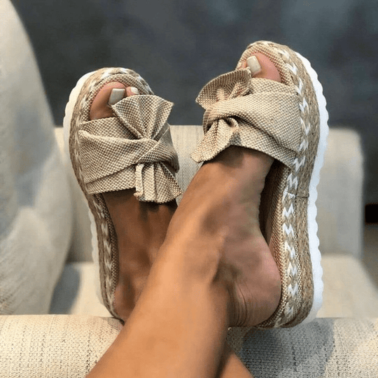 Chique Geweven Sandalen Dames met Wedge Hak en Strikdetail - Zomerse Peep Toe Slides - ZovaFashion - Sandalen Dames
