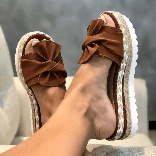 Chique Geweven Sandalen Dames met Wedge Hak en Strikdetail - Zomerse Peep Toe Slides - ZovaFashion - Sandalen Dames