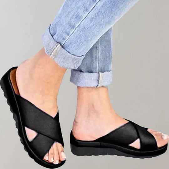 Comfortabele Leren Slippers Dames met Verstelbare Bandjes en Chunky Zool Productbeschrijving: ➡ Actuele trends ➡ Superieure kwaliteit ➡ Geselecteerde ontwerpen ➡ Zeer comfortabel ➡ Duurzaam ➡ Makkelijk te onderhouden ➡ Zeer comfortabel om te dragen Onze - Zova - Fashion