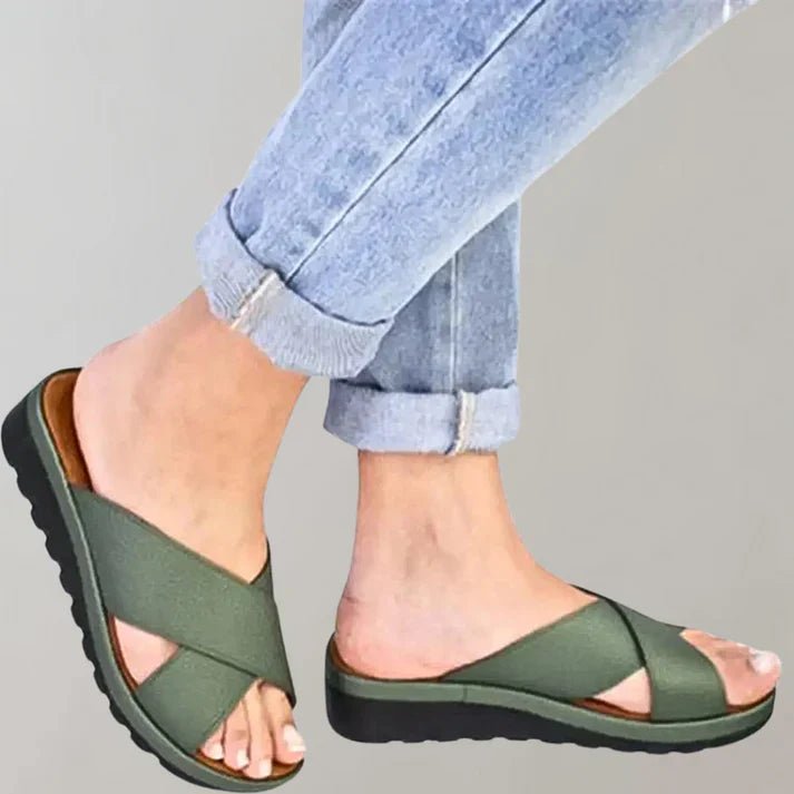 Comfortabele Leren Slippers Dames met Verstelbare Bandjes en Chunky Zool Productbeschrijving: ➡ Actuele trends ➡ Superieure kwaliteit ➡ Geselecteerde ontwerpen ➡ Zeer comfortabel ➡ Duurzaam ➡ Makkelijk te onderhouden ➡ Zeer comfortabel om te dragen Onze - Zova - Fashion