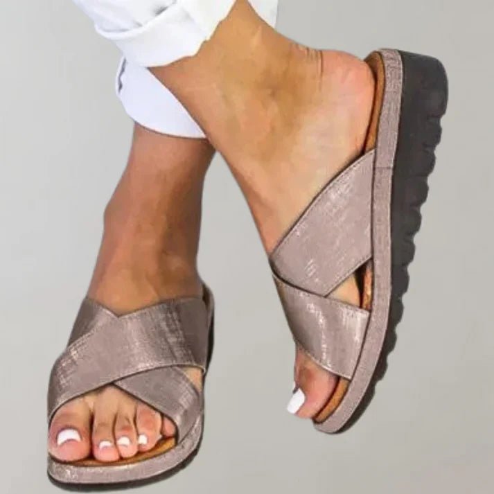 Comfortabele Leren Slippers Dames met Verstelbare Bandjes en Chunky Zool Productbeschrijving: ➡ Actuele trends ➡ Superieure kwaliteit ➡ Geselecteerde ontwerpen ➡ Zeer comfortabel ➡ Duurzaam ➡ Makkelijk te onderhouden ➡ Zeer comfortabel om te dragen Onze - Zova - Fashion