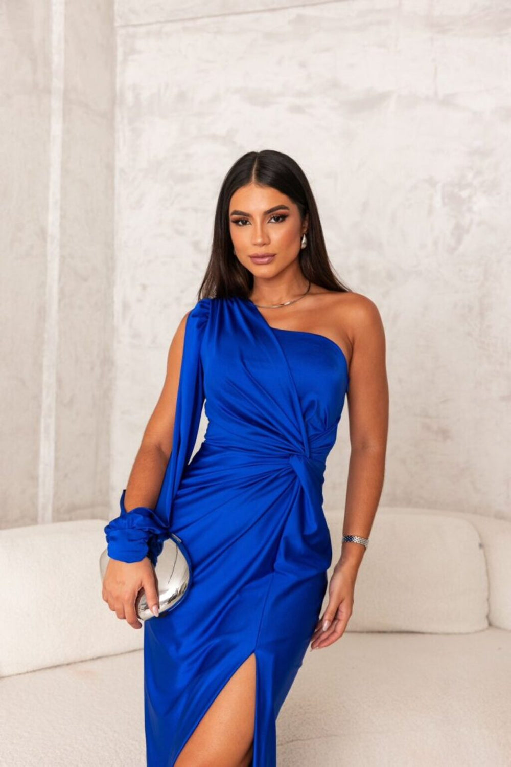 Maxi Zomerjurk in Satijn met Asymmetrische Halslijn en Lange Mouw - ZovaFashion - Maxi Jurk