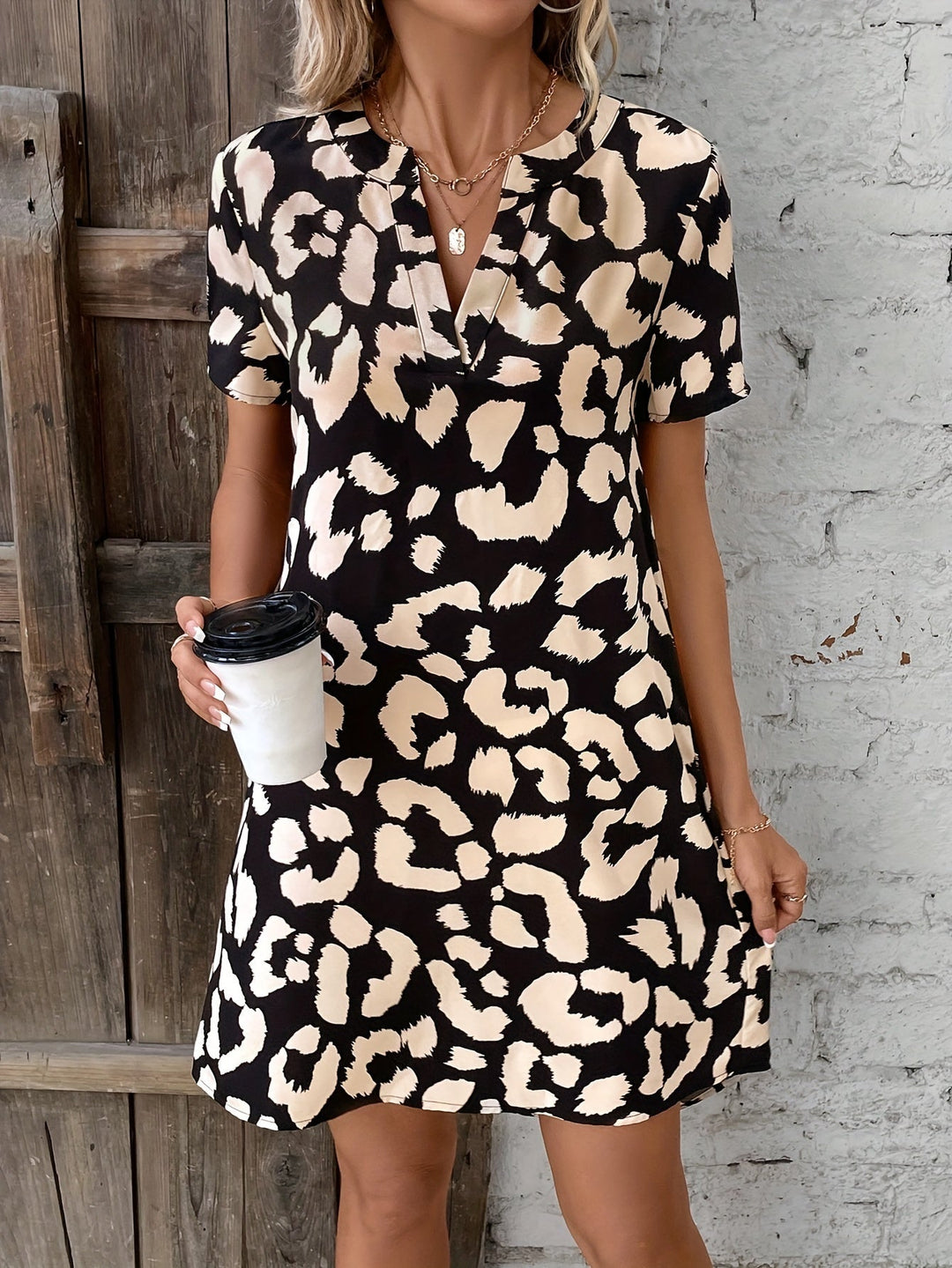 Midi Zomerjurk in Elegant Luipaardprint met V - Hals en Korte Mouwen - Zova - Fashion - Midi Jurk