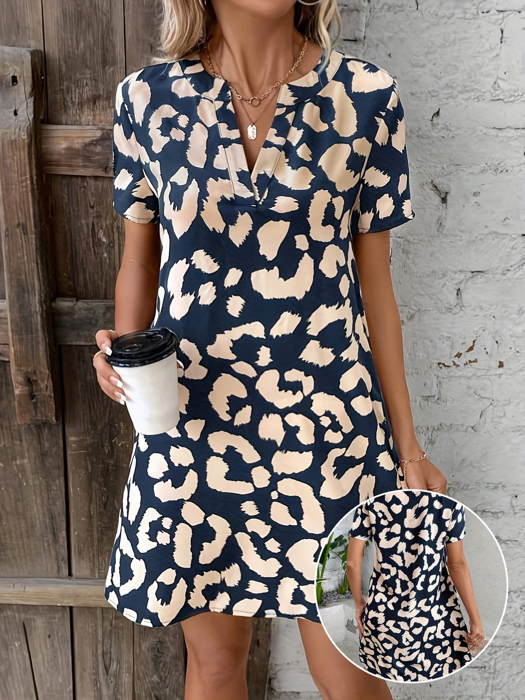 Midi Zomerjurk in Elegant Luipaardprint met V - Hals en Korte Mouwen - Zova - Fashion - Midi Jurk