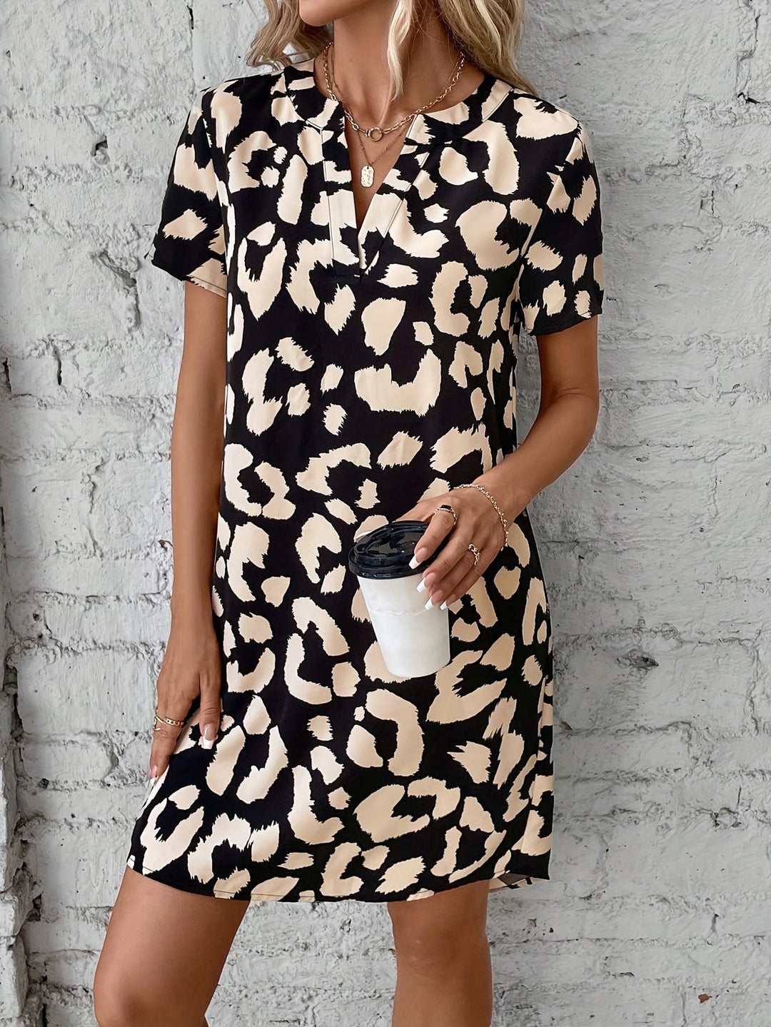 Midi Zomerjurk in Elegant Luipaardprint met V - Hals en Korte Mouwen - Zova - Fashion - Midi Jurk