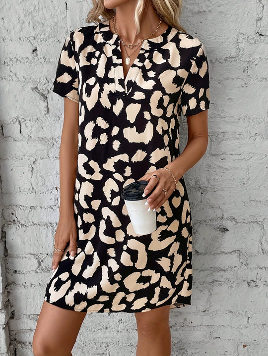 Midi Zomerjurk in Elegant Luipaardprint met V - Hals en Korte Mouwen - Zova - Fashion - Midi Jurk