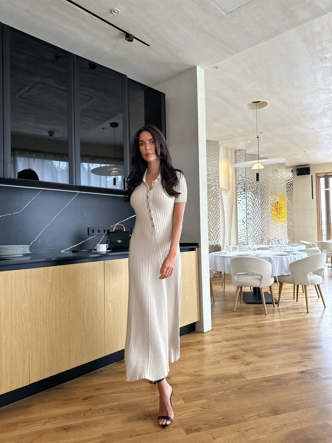Ribgebreide Maxi Zomerjurk met Kraag en Knoopdetail - ZovaFashion - Maxi Jurk