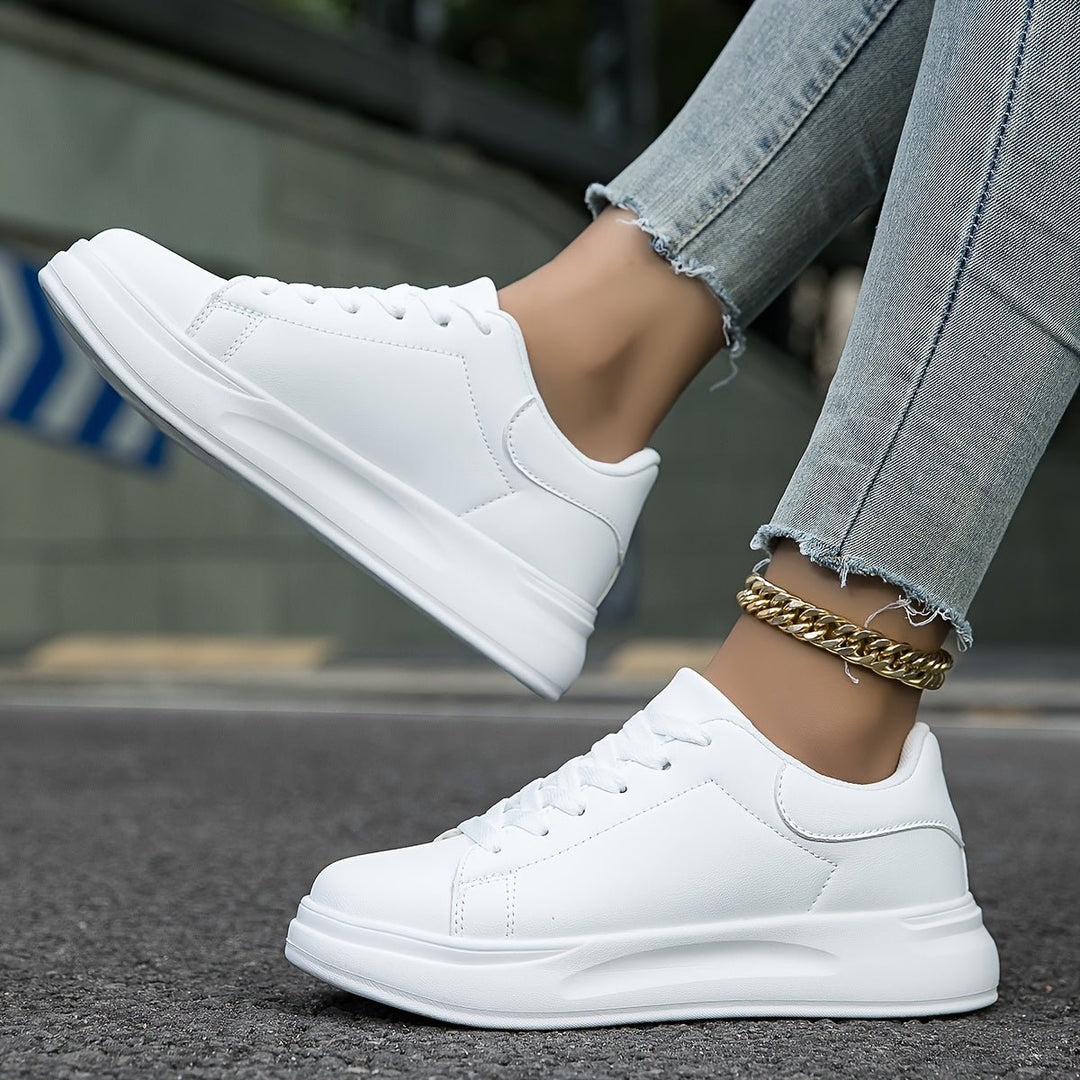 Witte Faux Leren Sneakers Dames met Minimalistisch Design en Lage Top - ZovaFashion - Schoenen Dames
