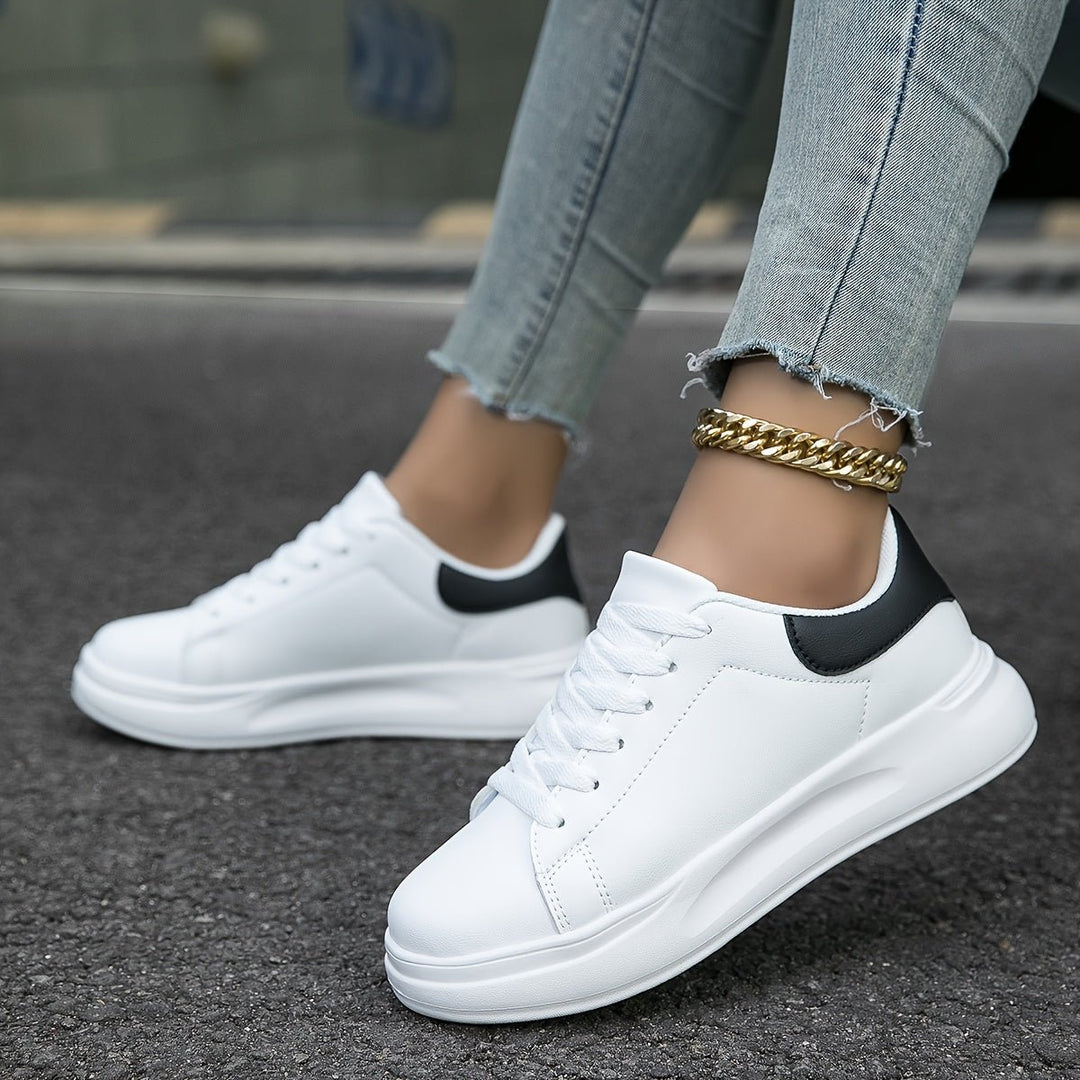 Witte Faux Leren Sneakers Dames met Minimalistisch Design en Lage Top - ZovaFashion - Schoenen Dames