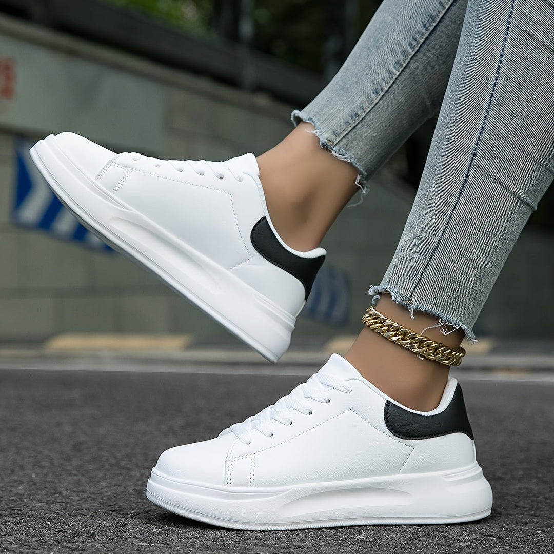 Witte Faux Leren Sneakers Dames met Minimalistisch Design en Lage Top - ZovaFashion - Schoenen Dames