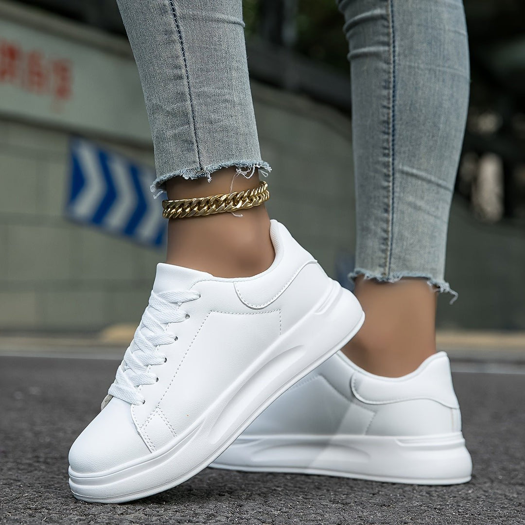 Witte Faux Leren Sneakers Dames met Minimalistisch Design en Lage Top - ZovaFashion - Schoenen Dames